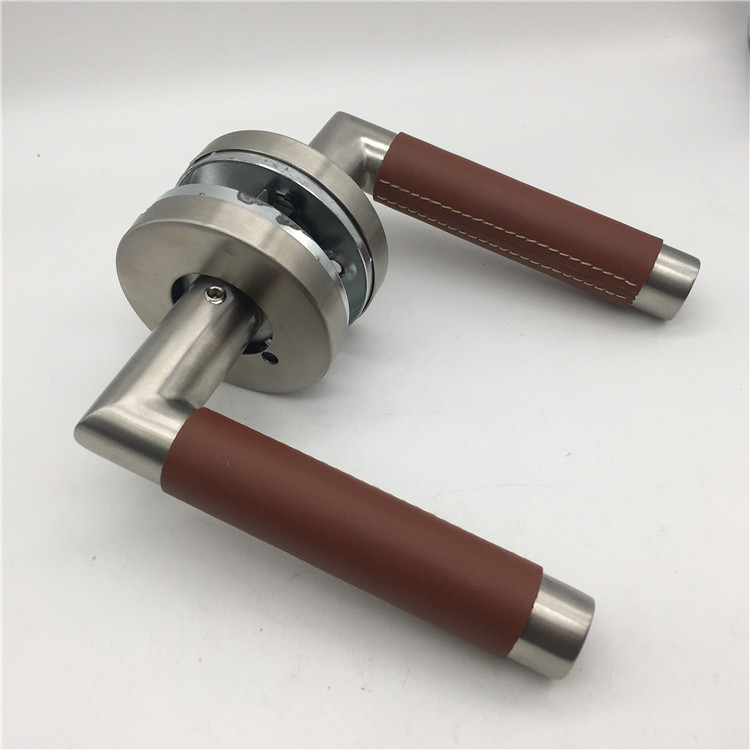 Palanca de acero inoxidable, cuero marrón y níquel manchado en